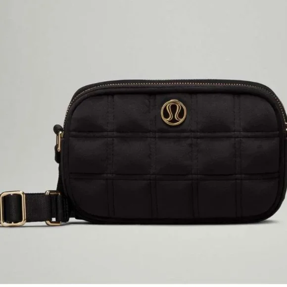(2367/68) LULULEMON Crossbody Camera Bag 2L *Quilted Velour Blk/Gld - Picture 1 of 4